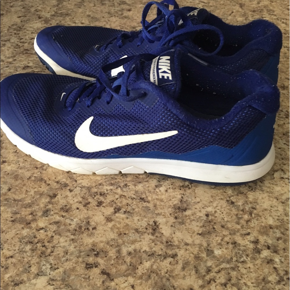 Nike Men's size 9 shoes.  Very good shape.